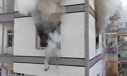 Yardım çağırmak için önce dışarı çıktı, çocuklarını kurtarmak için yanan eve yeniden girdi