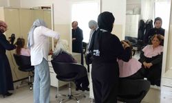 Yaşlılar hayatlarında ilk defa kuaförde bakım yaptırdı