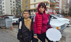 Yeğeniyle birlikte bayram harçlığı toplayan küçük davulcu