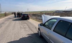 Yol üzerindeki kalas parçası kazaya sebep oldu, 2 yaralı