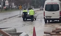 Yolda kalan araç sürücüsüne polislerden yardım