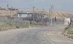 Yolda oluşan çukurlar sürücülere zor anlar yaşattı