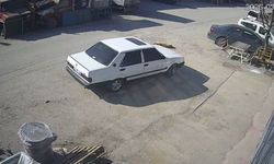 Yolda yatan köpeği ezdi, arkasına bakmadan uzaklaştı