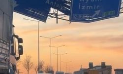 Yönlendirme tabelasına çarpan tırın dorsesi yola savruldu