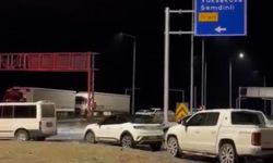 Yüksekova-Van kara yolunda heyelan: Ulaşım durdu