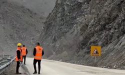 Yüksekova yolu heyelan riski nedeniyle gece trafiğe kapatılacak