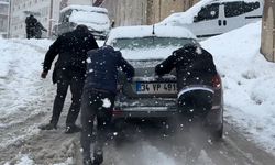 Yüksekova'da kar yağışı etkisini arttırdı, araçlar rampada mahsur kaldı