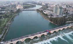 Yüreğir Belediyesi tarihi Taşköprü'de halk iftarı düzenledi