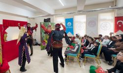 Hacivat ve Karagöz Rize'de ilkokul öğrencileriyle buluştu