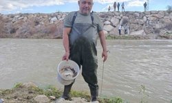 10 yıllık kuraklığın hakim olduğu çayda balık avladılar