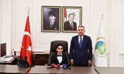 23 Nisan kutlamalarında İzmir Valiliği makamına ilkokul öğrencisi oturdu