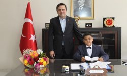 23 Nisan'da çocuklar protokol koltuklarına oturdu