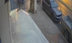 4 araca çarptı, hızını alamayıp markete daldı