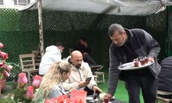 52 yıldır muhabbetle çay demliyor