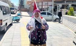 75 yaşındaki Satı teyzenin bayrak sevgisi