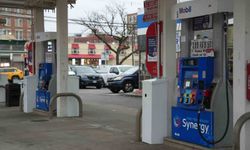 ABD'de ortalama benzin fiyatı 2022'den bu yana ilk kez 4 doların üzerinde