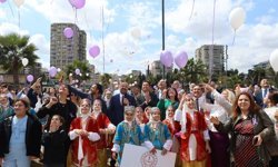Adana'da gökyüzüne mor balonlar bırakıldı