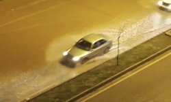 Adana'da şiddetli yağmur cadde ve sokakları göle çevirdi