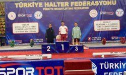 Ağrılı öğrenci halterde Türkiye şampiyonu oldu
