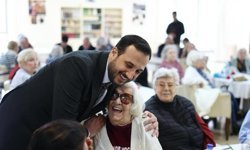 AK Parti İstanbul İl Başkanı Abdullah Özdemir'den huzurevinde duygulandıran buluşma