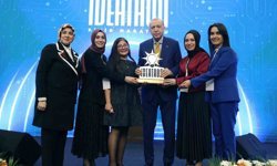 AK Parti Karşıyaka Kadın Kolları, ödülünü Cumhurbaşkanı Erdoğan'dan aldı