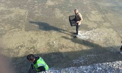 Akıntıya kapılan balıkları yakalamak için birbirleriyle yarıştılar