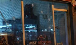 Alacak-verecek kavgası kanlı bitti: İş yerini uzun namlulu silahla taradılar, 4 kişi yaralandı