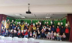 Altıntaş'ta 'Okuyan Nesil' projesinde anlamlı etkinlik: Öğrenciler kitap hediyeleşti