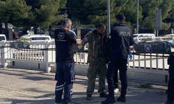 Antalya'da alt geçit demirlerine çıkan genci polis ikna edip indirdi