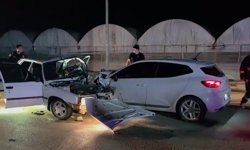 Antalya'da iki otomobilin kafa kafaya çarpıştığı kaza kamerada: 1 ölü