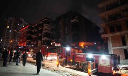 Apartman dairesi alevlere teslim oldu, bina sakinleri kendini dışarı attı