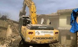 Araban'da depremde hasar gören binaların yıkımına devam ediliyor