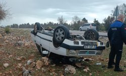 Araziye devrilen otomobilden yara almadan çıktılar