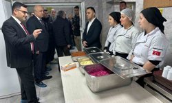 Aşçı adayı lise öğrencileri günde 10 bin kişi için yemek hazırlıyor