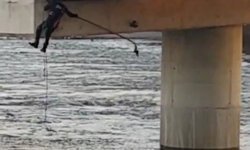 Asılı kalan güvercini halatla inip kurtardılar