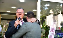 Baba-oğul açılışta gözyaşlarını tutamadı