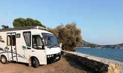 Babasından kalan sessiz hatıralara gözü gibi bakıyor