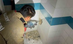 Bacadan düşerek mahsur kalan yavru kedi duvarın kırılmasıyla kurtarıldı