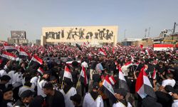 Bağdat'ta binlerce kişi İran'a destek için sokakları doldurdu