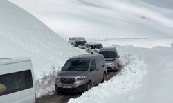 Bahçesaray-Hizan karayoluna çığ düştü: Yol yaklaşık 4 saat kapalı kaldı