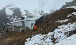 Bahçesaray'da heyelan bir eve zarar verdi