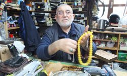 Balıkesir'de 71 yaşındaki Cevat Dede tespih dizerek para kazanıyor