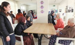 Balıkesirli öğrenciler yaşlıları sevindirdi