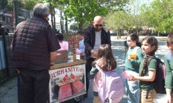 Balıkesirli vatandaş babasının hayrı için öğrencilere pamuk şekeri dağıttı