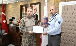 Banka güvenlik görevlisi, yaşlı kadını dolandırılmaktan kurtardı