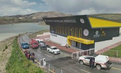 Barajda sörfleri alabora olan 2 kişi kurtarıldı