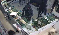 Başakşehir'de kuyumcuda soygun girişimi: İşletme sahibinin çığlıklarıyla kaçtılar