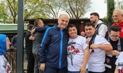 Başkan Özlü Kusursuz kafenin özel çalışanlarıyla masa tenisi oynadı