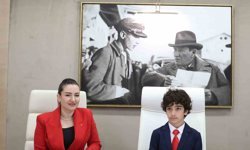 Başkan Vekili Özdemir, koltuğunu çocuk başkana devretti