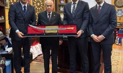 Başkan Yurdagül, Bahçeli'ye Osmanlı döneminden kalma kılıç hediye etti